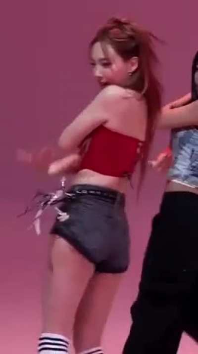 Nayeon crotch grab is 🤯❤️&zwj;🔥