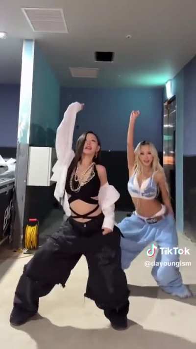 20251116 - TikTok update w/ Julie (Kiss of Life) - Body dance challenge