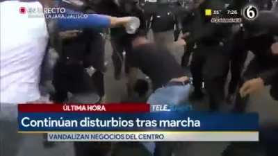 Prenden fuego a polic&iacute;a en Guadalajara(no se pasen raza)