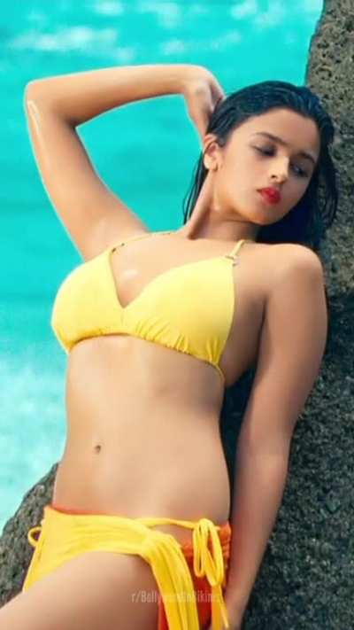 Celebrating 1K 🎉 with a throwback when the 19 year old Alia Bhatt made her debut and exposed her chubby bubbly meaty body in yellow bikini and drained every co#k from the nation 💛