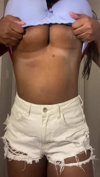 Let&rsquo;s fuck underneath the fireworks tonight ?🎉