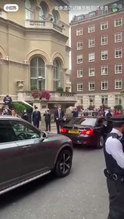 可真有你的啊外交部！咱老王头去参加人家老佛爷白事儿，驻英使馆竟然组织一批人在下榻招待所前举红底白字横幅，挥舞五星旗，喊&ldquo;欢迎欢迎热烈欢迎&rdquo; 😅