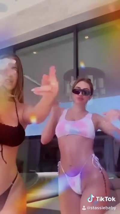 Kylie Jenner shaking that hot fat booty.