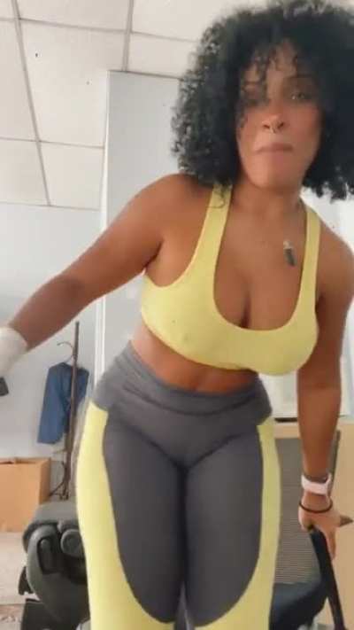 What would y&rsquo;all rank this big booty slut on a scale of 1 to 10? 🔥😁