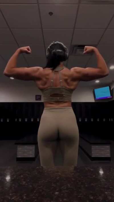 Indi's swole back &eth;&ordf;&eth;&frac12;