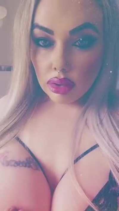 The thiccc queen is here 🖤