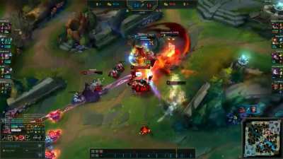 Aatrox :down to 20℅hp and won the fight full hp (10.19)