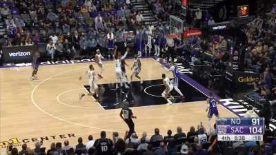 [Highlight] Fox hits the three then finds Len for the powerful dunk to cap off a 14-0 Kings run
