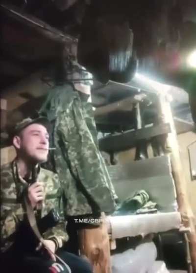 21 + Под Донец<wbr>ком, боец украи<wbr>нской армии пустил себе очередь в голову.