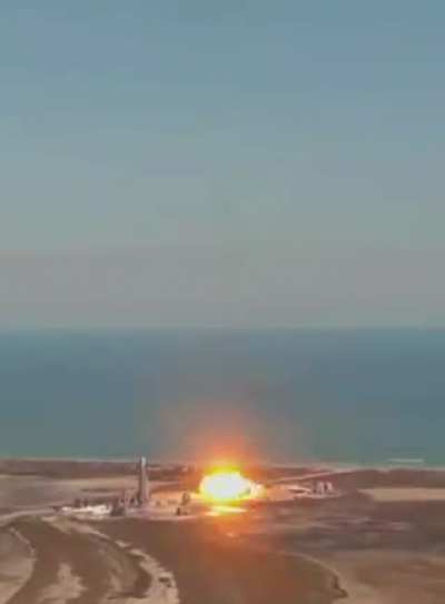SpaceX'in, Starship roketi iniş sırasında patladı.