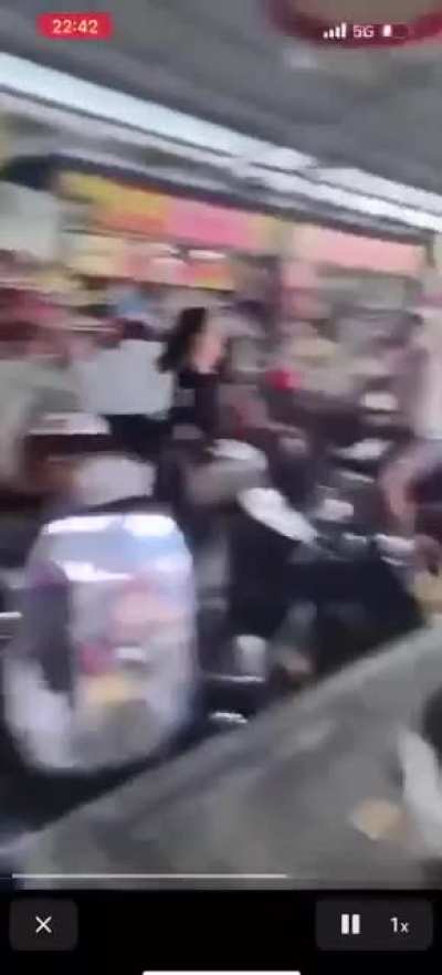 一脚踢飞城<wbr>管，友友们<wbr>，二起脚练<wbr>起😼