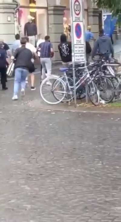 Crowd of passengers fight a guy who randomly stabbed people in the german city w&uuml;rzburg