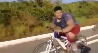El grito le da el toque final al v&iacute;deo. Alguna vez se pegaron un palo as&iacute; en la bici?