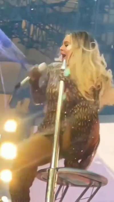 👑