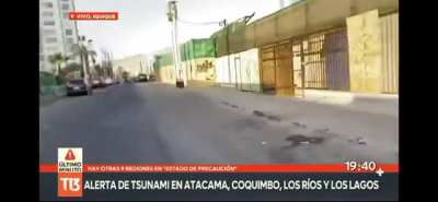 Periodista evacuando con calma