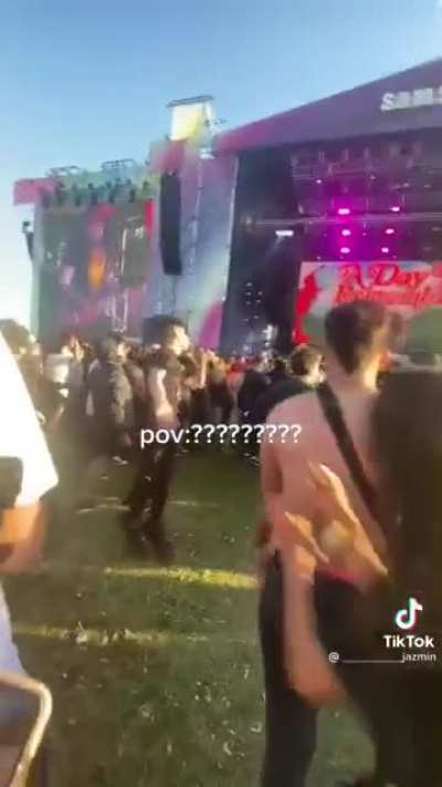 Las Milis que pagaron la entrada del Lolla 2023 por La Bresh, confundidas mientras toca Blink-182