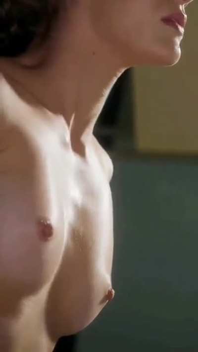 Lizzy Caplan 