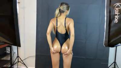 Mariana Oiled up