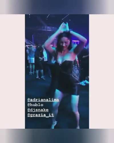 Adriana party girl