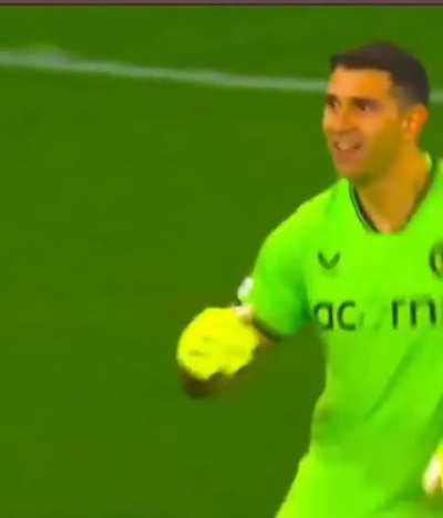 Dibu Martínez le atajó 2 penales al Lille de Francia de visitante y los eliminó de la Europa League 