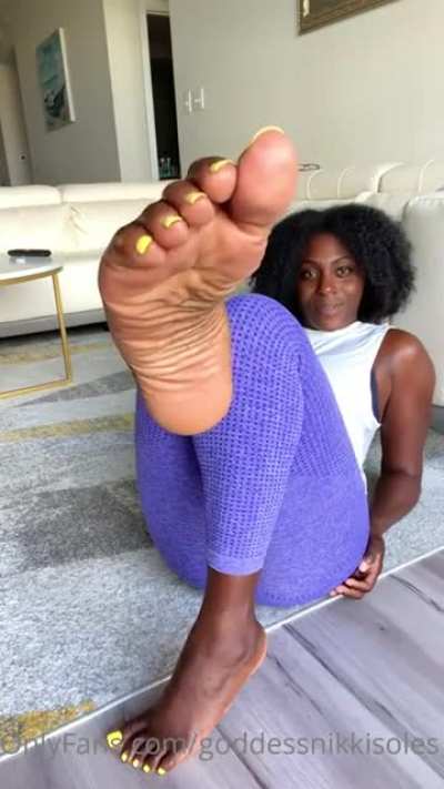 Best ebony feet i have seen in a while😵&zwj;💫🦶🏾