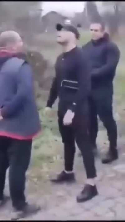 Eto , vucic treba sada da plati ovom povredu na radu , povredio ruku covek udarajuci za njega
