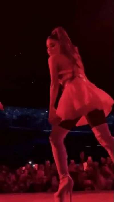 Ariana Grande shaking her ass upskirt