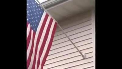 Simplemente &eacute;pico,hombre alza la bandera de la patria