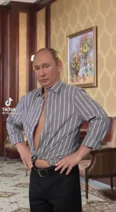 Во дворце дурачится:)