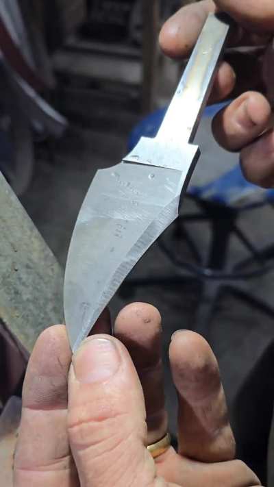 Making a false tilapia string. Using an angle table to perform the initial shaping of the false string, I finished it with a file in a smoothing motion.