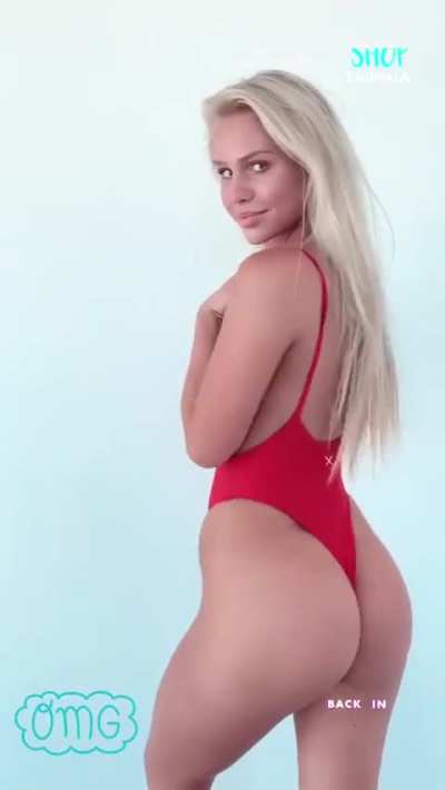 Gorgeous babe in red 🔥🔥