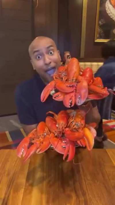 "Influencer" takes a bunch of lobsters in buffet to film video and dumps them in the end despite the staff has reminded him