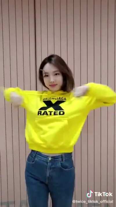 Nayeon dancing "more &amp;amp; more" in tiktok ❤🔥