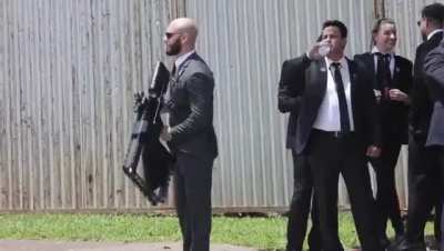 Segurança com arma anti-drone próximo à Catedral Metropolitana de Brasília.