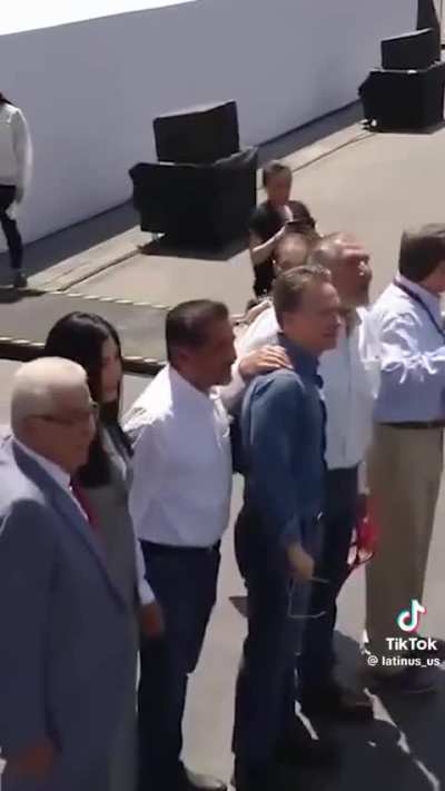 No hab&iacute;a visto el v&iacute;deo d&oacute;nde ignoran a la Presirvienta, no se que chingados tiene culpa la oposici&oacute;n como dijo la pendeja que bailaba en el transporte p&uacute;blico, pero se ve que no se llevan muy bien entre ellos, recuerden que despu&eacute;s de la revoluci&oacute;n mexic