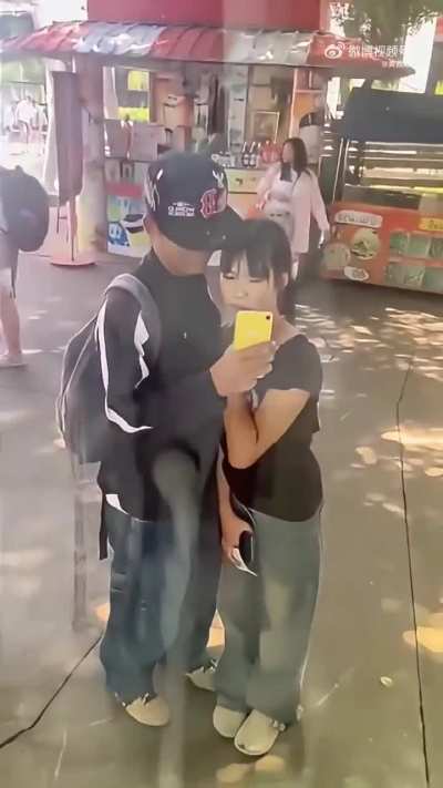 Olha esse banheiro na Tail&acirc;ndia, do lado da rua, o vidro &eacute; um espelho.