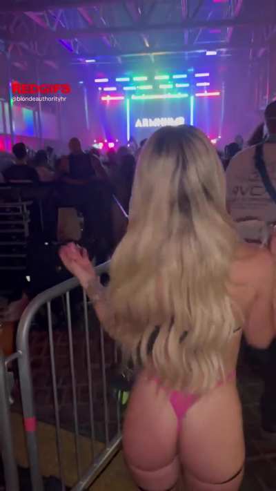 When the perfect beat meets the perfect rave booty