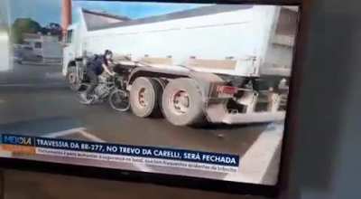 Os 3 caras ali esperando de boa pra atravessar e a anta se achando a mulher maravilha atravessa sem nem olhar pros lados. Essa a&iacute; deu sorte 2 vezes.