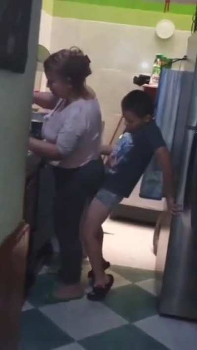 *se culea a su vieja*