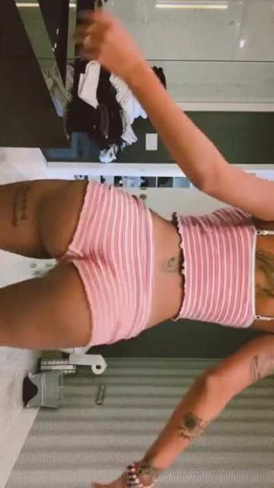 Malu Trevejo Showing her ass viddo