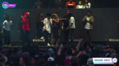 &ldquo;If you a female and like your pussy ate raise your mf hands&rdquo;