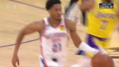 [Highlight] Russell Westbrook putting the Lakers crowd in shambles as he misses the easy pass up to Lebron