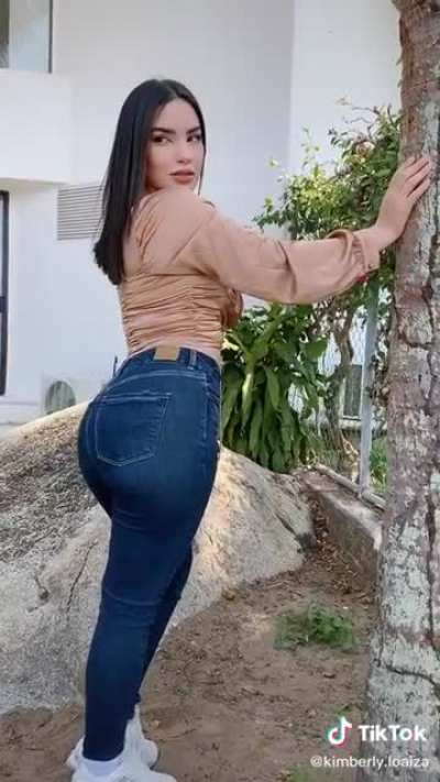 Hasta parece adrede esa pose 😈🍑