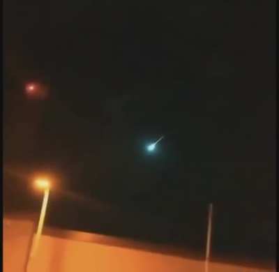Yo se que es algo de tendencia el meteorito de anoche y se que algunos no lo vieron como yo, as&iacute; que comparto el video que me pasaron.