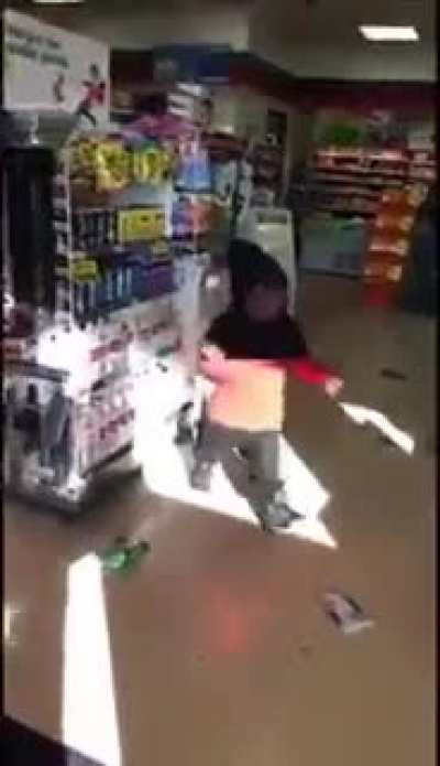 Short on patience? Midget &lsquo;robbing&rsquo; store gets taken down by police