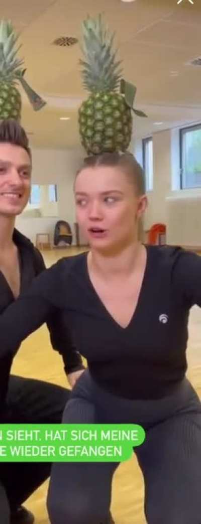 Julia Beautx trainiert mit einer Ananas auf dem Kopf&hellip; Instagram Story 17.04.23