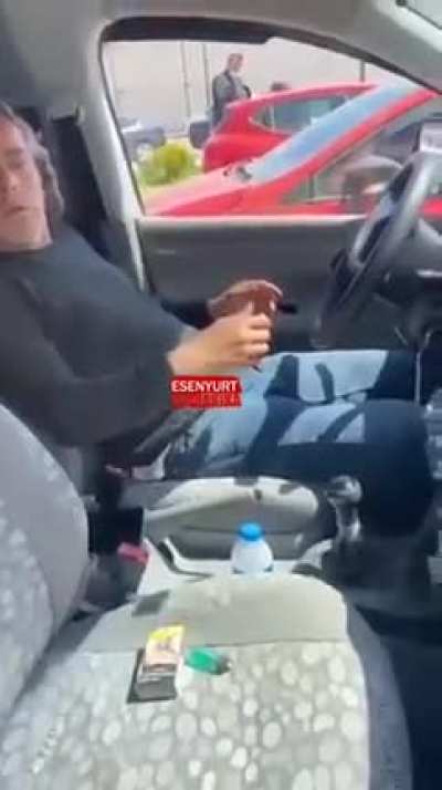 Çocuklu kadına bakarak 31 çeken orospu çocuğu ve hanımefendinin haklı tepkisi.