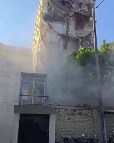 Terrifying video: University Hospital collapses in Colombia 🇨🇴 after massive 7.4 earthquake