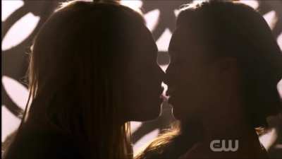 Eliza Taylor & Alycia Debnam-Carey in ‘The 100’