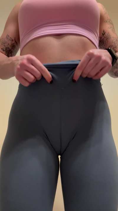 My leggings show off my lips so well 